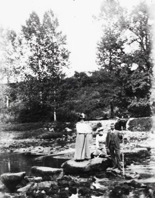 Excursion de l'Union sarthoise dans les Alpes mancelles, à Saint-Léonard-des-Bois, le 19 août 1900, photographie, cliché Georges Jagot, 1900 (Archives départementales de la Sarthe, 23 Fi 232).jpg