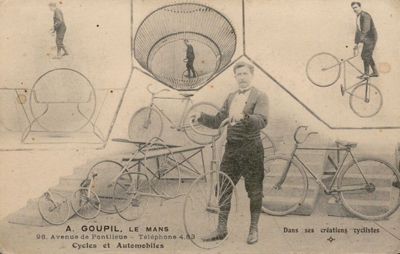 A. Goupil, [...] dans ses créations cyclistes, carte postale, début du XXe siècle (Archives départementales de la Sarthe, 2 Fi 5987).jpg
