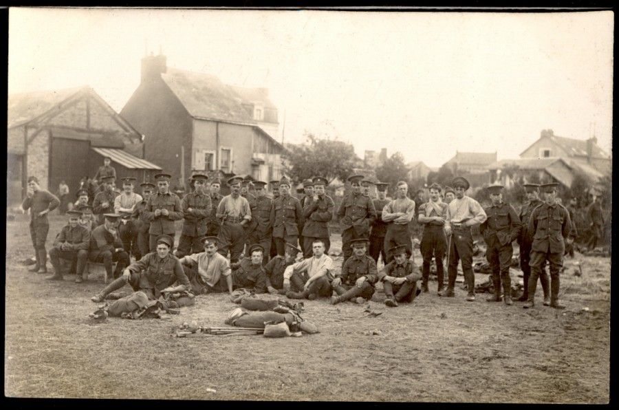 soldats britanniques aux Magasins Généraux, près du Pâtis Saint-Lazare, carte postale photographique, [s.n.], [1914-1915](Archives départementales de la Sarthe, 2 Fi 8702).jpg