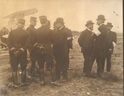 Au Camp d'Auvours : la commission de l'armée, déléguée par la chambre des députés, suivant un vol de W. Wright, 31 octobre 1908 (Archives départementales de la Sarthe, 5 Fi 1344).jpg