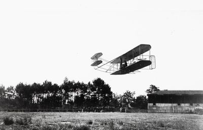 Aéroplane au-dessus des tribunes des Hunaudières, à 18 h 25 le 8 août 1908, photographie anonyme, 1908 (Archives départementales de la Sarthe, 24 Fi 122).jpg