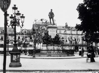 Le Mans, place de la République, statue du général Chanzy, photographie, cliché Georges Jagot, 1er août 1900 (Archives départementales de la Sarthe, 23 Fi 1711)