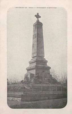Environs du Mans, Monument d'Auvours, carte postale, début du XXe siècle (Archives départementales de la Sarthe, 2 Fi 3839)