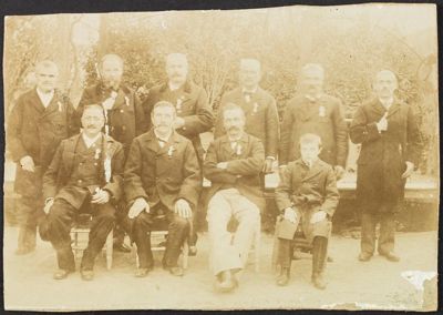 groupe de vétérans de la guerre de 1870, photographie, cliché anonyme, s.d. (Archives départementales de la Sarthe, 5 Fi 50)