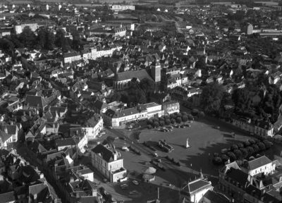vue aérienne de la place de Château-du-Loir, photographie, cliché Henrard, 1969 (Archives départementales de la Sarthe, 13 Fi 48).jpg