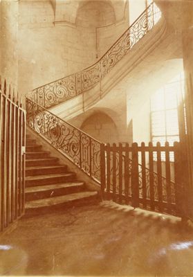Visuel : le grand escalier, photographie, cliché anonyme, début du XXe siècle (Archives départementales de la Sarthe, 18 J 549)