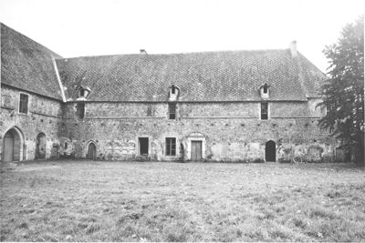 Les bâtiments de l'abbaye de l'Épau avant les restaurations, photographie Lafay, Le Mans, 1960 (Archives départementales de la Sarthe, 1020 W 145).