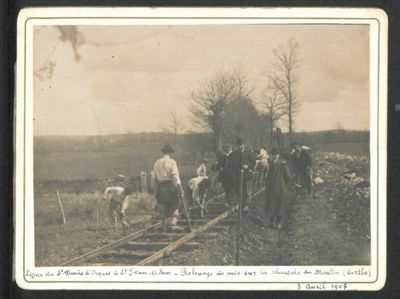 Ligne du Mans à Saint-Denis d'Orques, relevage de voie sur la chaussée du Moulin, photographie, 1907 (Archives départementales de la Sarthe, fonds Dorizon, 133 J 127_1).jpg