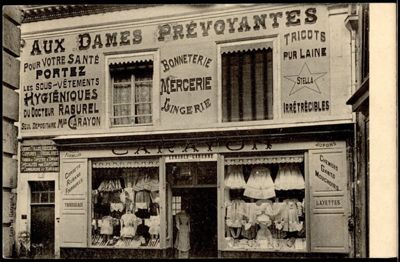 « Aux dames prévoyantes », carte postale, Lerable-Garenne photographe, début du XXe siècle (Archives départementales de la Sarthe, 2 Fi 5967).jpg