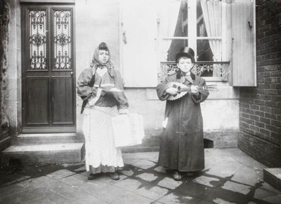 André et Gaston Jagot costumés en chanteurs de rue, photographie, cliché Georges Jagot, 16 février 1908 (Archives départementales de la Sarthe, 23 Fi 1258).jpg