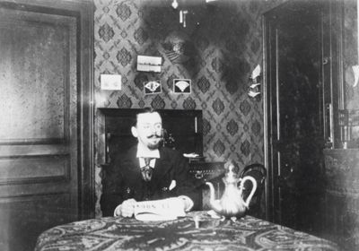Léon Bollée à table lisant son journal, photographie, cliché Chevallier, 11 janvier 1901 (Archives départementales de la Sarthe, 23 Fi 2303).jpg