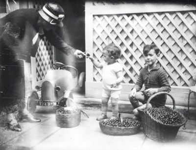 les paniers de cerises, photographie, cliché Georges Jagot, années 1920 (Archives départementales de la Sarthe, 23 Fi 2001).jpg