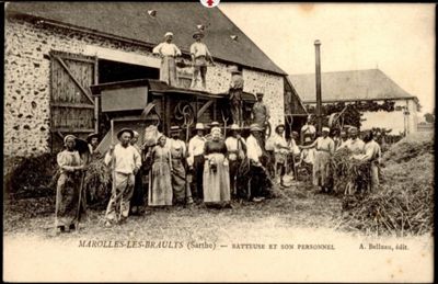 illustration d'une batteuse et de son personnel à Marolles-les-Braults, carte postale, éditée par A. Belluau, [1900-1904] (Archives départementales de la Sarthe, 2 Fi 04791)..jpg