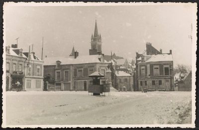 Sillé-le-Guillaume, place de la République sous la neige, hiver 1944, photographie, cliché Charles Chevillot (Archives départementales de la Sarthe, 5 Fi 532).jpg