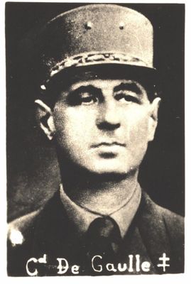 portrait du général de Gaulle, photographie, [1940] (Archives départementales de la Sarthe, 26 J 121).jpg