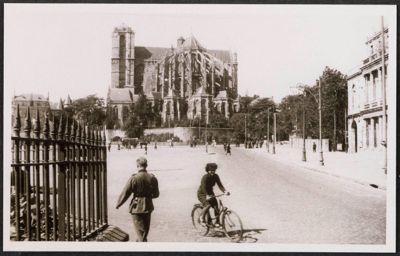 la place des Jacobins en juin-août 1940, photographie, cliché P. Tirouflet (Archives départementales de la Sarthe, 5 Fi 593).jpg