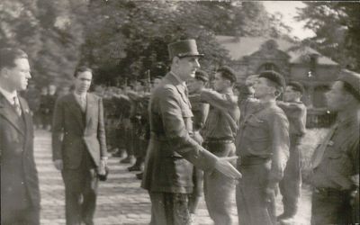 Charles de Gaulle au Mans lors de la libération, photographie, cliché anonyme, 22 août 1944 (Archives départementales de la Sarthe, 2 Fi 8708)