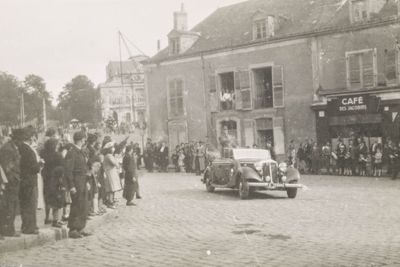 voiture de Charles de Gaulle passant devant le café des Jacobins, photographie, cliché Foucault, 22 août 1944 (Archives départementales de la Sarthe, 5 Fi 529)