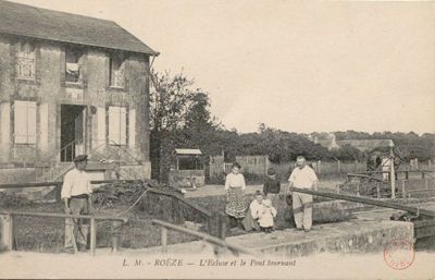 Roézé, l'écluse et le pont tournant, carte postale, s. n., 1903 (Archives départementales de la Sarthe, 2 Fi 3160).jpg