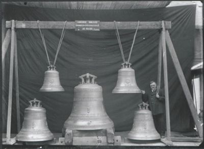 Amédée Bollée père présente les cinq cloches destinées à la cathédrale Saint-Louis de France de Montréal, photographie, cliché Bollée, 1905 (Archives départementales de la Sarthe, 105 J 6216).jpg
