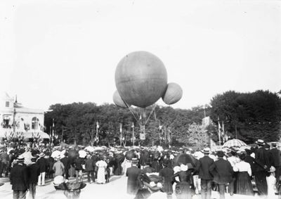 décollage d'une montgolfière aux Jacobins, photographie, cliché Georges Jagot, 1904 (Archives départementales de la Sarthe, 23 Fi 938).jpg