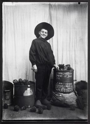 le charbonnier, photographie, cliché Georges Jagot, janvier 1912 (Archives départementales de la Sarthe, 23 Fi 1464).jpg