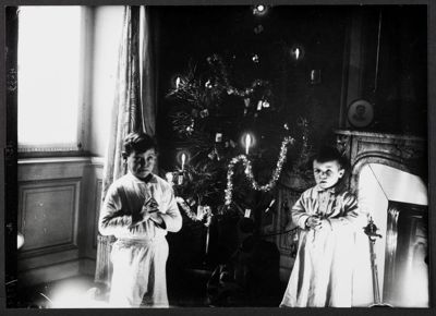 deux enfants devant un sapin de Noël, photographie, cliché Georges Jagot, [début du XXe s.] (Archives départementales de la Sarthe, 23 Fi 2050).jpg