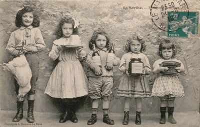 La Sarthe, ses jeunes gourmets, carte postale, cliché Bouveret, [début XXe s.] (Archives départementales de la Sarthe, 2 Fi 3467).jpg