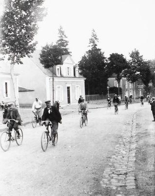 Écommoy, course cycliste, photographie, cliché Georges Jagot, 2 juin 1901 (Archives départementales de la Sarthe, 23 Fi 405).jpg